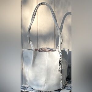 ❌SOLD❌  NWOT 🤍 Portland Leather Beluga Classic Devan Bucket Tote flair included!